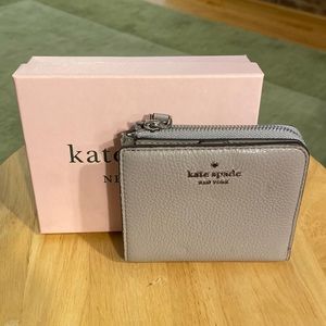 Kate Spade New York Jackson Small Bifold Wallet Pebble Leather NEW Soft Taupe